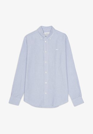 Chemise à manches longues rayée, bleu clair et blanc, avec un col classique, des poignets et un petit logo sur la poitrine.