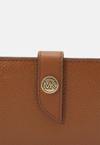 MICHAEL Michael Kors CHARM WALLET - Rahakott - luggage