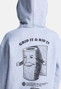 Jasnoszara bluza z kapturem z grafiką na plecach przedstawiającą uśmiechniętą cylindryczną postać oraz napisem "GRIP IT & RIP IT".