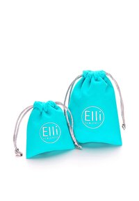 Tyrkysové textilné pútka na šperky, jedno väčšie a jedno menšie, so striebornými šnúrkami a okrúhlym logom s nápisom "Elli WE ♥ JEWELS."