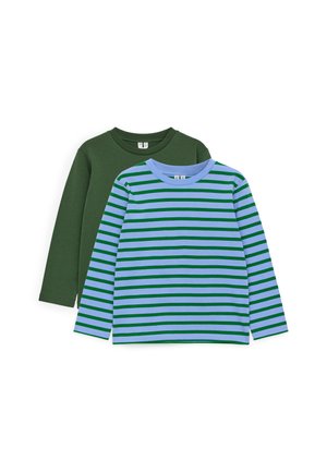 Dos camisetas de manga larga para niños, una de color verde oscuro sólido y otra azul claro con franjas horizontales verde oscuro, extendidas sobre un fondo blanco.
