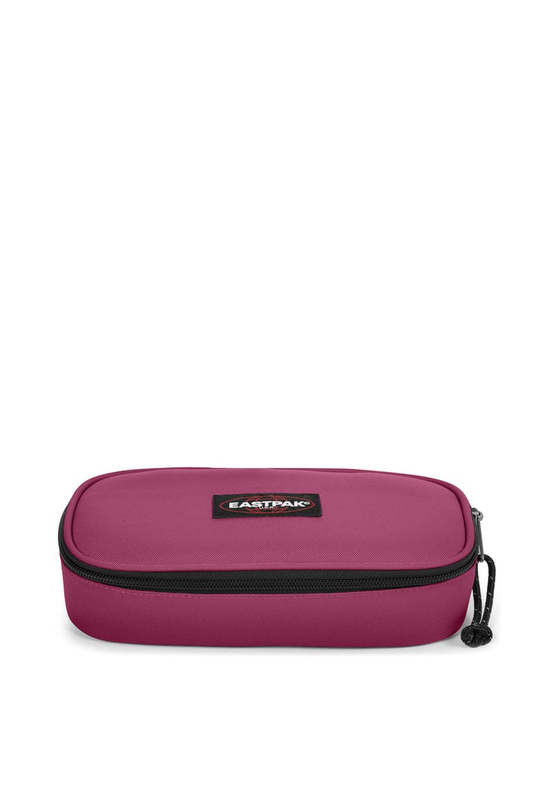 Prostokątny piórnik z tkaniny w głębokim odcieniu magenty, z teksturowanym wykończeniem, zamknięciem na zamek i czarną łatką z logo z przodu. Trwały i lekki.