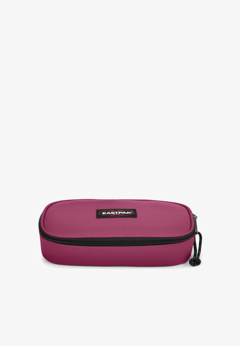 Prostokątny piórnik z tkaniny w głębokim odcieniu magenty, z teksturowanym wykończeniem, zamknięciem na zamek i czarną łatką z logo z przodu. Trwały i lekki.