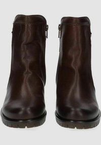 Botas de tobillo de cuero marrón con textura suave, puntera redondeada y cremalleras laterales. Suela de goma gruesa con tracción para mayor estabilidad.