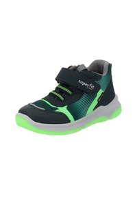 Barns mörkgröna sneakers med neongröna detaljer, grå sula, elastiska snören och en svart kardborreband som är märkt "superfit."