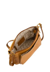Sac bandoulière en cuir tan avec une texture lisse, une fermeture éclair et un intérieur spacieux beige arborant un motif logo ainsi qu'une poche zippée supplémentaire.