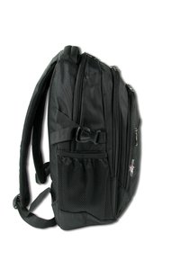 Zwarte rugzak met meerdere gecompartimenteerde ritsen, een mesh zijvak en gevoerde schouderbanden voor comfort. Duurzame stoffenconstructie.