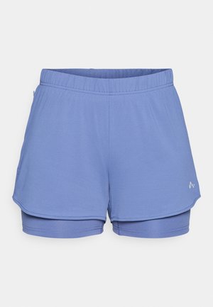 Lyseblå treningsshorts laget av teksturert stoff, med elastisk linning, indre fôr og en svak logo på siden.