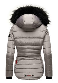 Chaqueta de plumas de color gris claro con capucha forrada de piel, puños acanalados y detalle de bolsillo redondo. Presenta un patrón de acolchado horizontal y etiqueta de la marca.