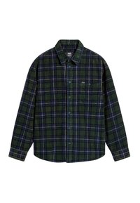 Camisa de franela a cuadros en verde y azul marino con mangas largas, cierre de botones, cuello y un bolsillo en el pecho. Presenta una tela texturizada y detalles sutiles.