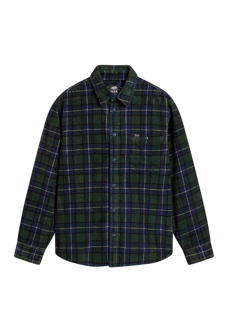 Camisa de franela a cuadros en verde y azul marino con mangas largas, cierre de botones, cuello y un bolsillo en el pecho. Presenta una tela texturizada y detalles sutiles.