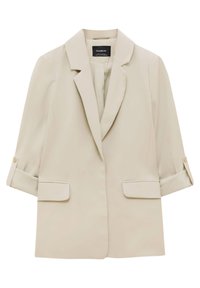 Blazer beige clair avec une coupe ajustée, des revers à crans, des manches trois-quarts et des détails subtils de boutons sur les poignets et les poches.