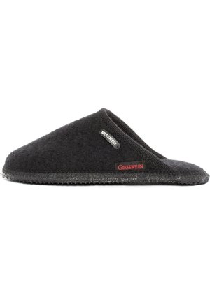 Zwarte vilten slipper met een ronde vorm, voorzien van een rubberen zool en een getextureerde onderkant. Merkenlabel "Giesswein" in het rood, aan de zijkant geplaatst.