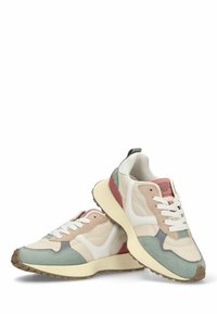 Zapatillas hechas de materiales mixtos en beige, rosa pálido, verde y gris. Presentan un diseño de cordones blancos, acentos texturizados y una suela ligera.