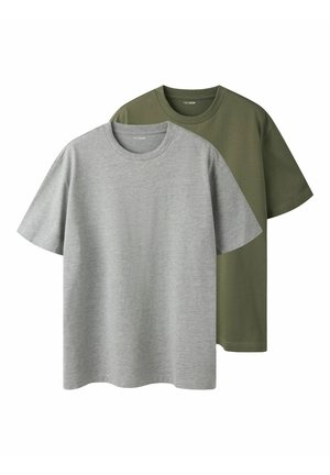 Zwei einfarbige T-Shirts mit Rundhalsausschnitt, eines hellgrau vorne und eines olivgrün hinten, auf weißem Hintergrund dargestellt.