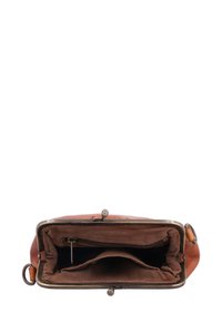 Sac à main en cuir marron avec un fermoir en métal, doté d'un intérieur en tissu doux, de deux compartiments et d'une poche zippée pour un rangement sécurisé.