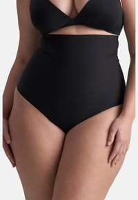 Bikini de tiro alto en negro con textura suave, diseño sin costuras y corte de cobertura total, adecuado para diversos tipos de cuerpo.