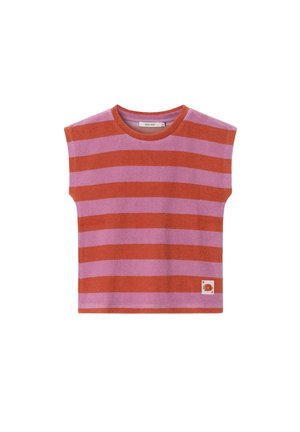 Haut en maille sans manches avec de larges rayures horizontales orange et rose et un petit patch avec un poisson rouge sur le bas devant.