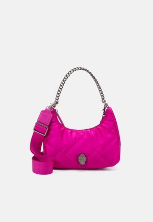 Lyserød quiltet håndtaske med kædehåndtag, udstyret med en aftagelig skulderrem og et dekorativt emblem i sølvfarve på fronten.