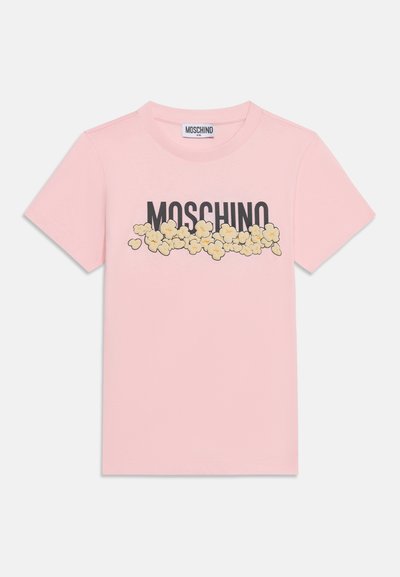 Ροζ κοντομάνικο μπλουζάκι με τη λέξη "MOSCHINO" σε μαύρα γράμματα, με μερική κάλυψη από κίτρινες εικονογραφήσεις ποπ κορν στο ύψος του στήθους.