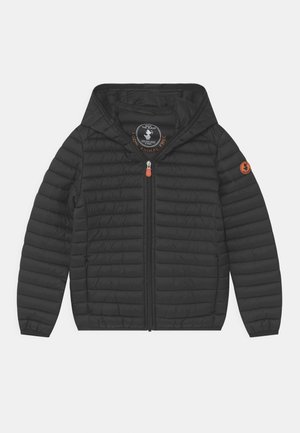 Czarna kurtka puchowa z kapturem, poziomym pikowaniem, zamkiem błyskawicznym z przodu, pomarańczowym uchwytem zamka i naszywką z logo na lewym rękawie.