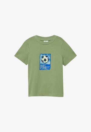 Hellgrünes T-Shirt mit kurzen Ärmeln und einem blauen Fußball-Grafik samt Schriftzug "BEST MOMENT EVER!" in der Mitte auf der Vorderseite.