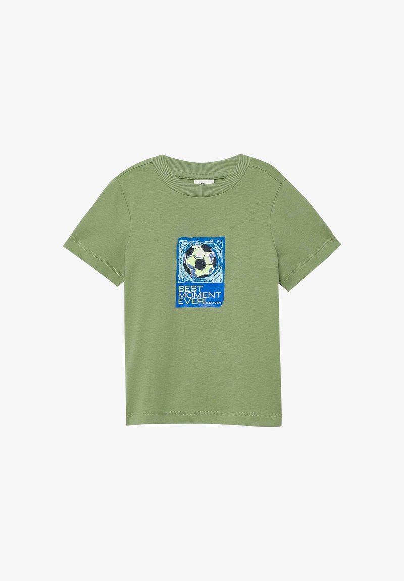 Camiseta de manga corta de color verde claro con un gráfico azul de un balón de fútbol y el texto "¡EL MEJOR MOMENTO DE TODOS!" en el centro delantero.