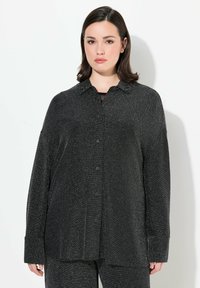 Zwarte, lange mouw button-up shirt met een relaxte pasvorm, met een subtiele metallic glans, puntige kraag en rechte zoom.
