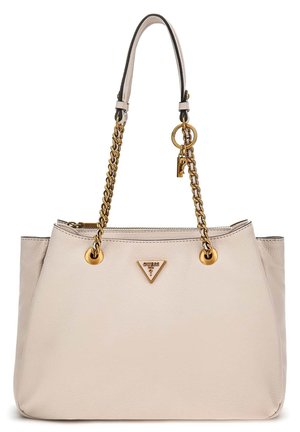 Beige leren handtas met gouden kettinghandvatten, ritssluiting en driehoekig Guess-logo in het midden aan de voorkant.