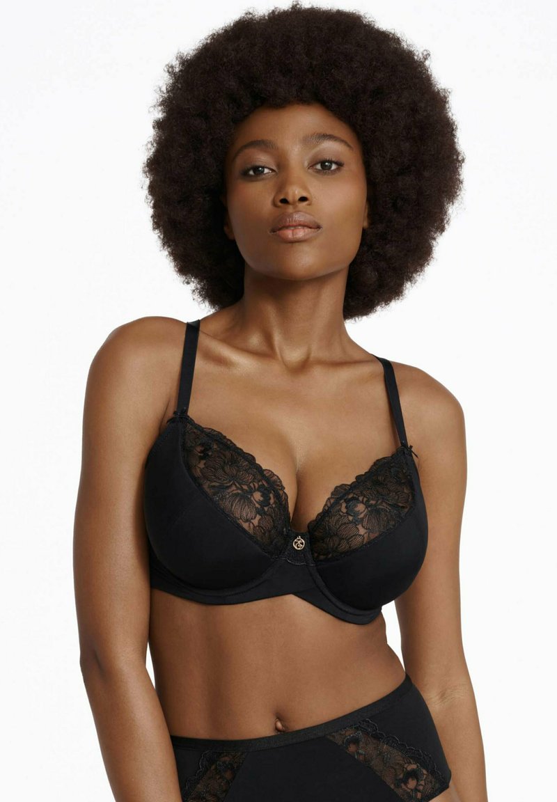 Czarny koronkowy biustonosz z formowanymi miseczkami, z kwiatowymi detalami koronkowymi u góry oraz ozdobnym elementem metalowym na środku przodu.