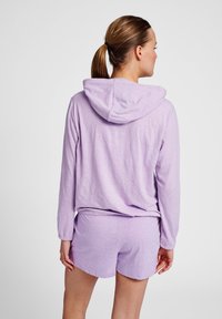 Lavendelhuvad sweatshirt med långa ärmar och shorts, tillverkad av mjukt tyg; har en avslappnad passform och ribbade muddar.