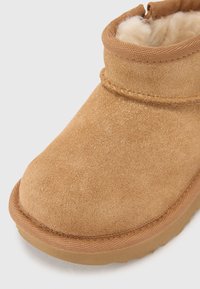 UGG CLASSIC DAZZLE - Snowboots  - chestnut