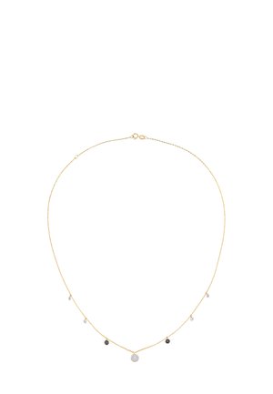 Collana in oro con un pendente circolare centrale, decorato con quattro gemme pendenti nei toni nero, bianco e trasparente.