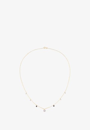 Goldene Kettenhalskette mit einem zentralen runden Anhänger, der mit vier hängenden Edelsteinen in Schwarz, Weiß und klaren Farben geschmückt ist.