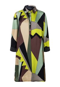 Gemustertes Hemdkleid aus Seide, das geometrische Formen in Grün, Braun und Schwarz zeigt. Verfügt über einen Knopfkragen und Dreiviertelärmel.