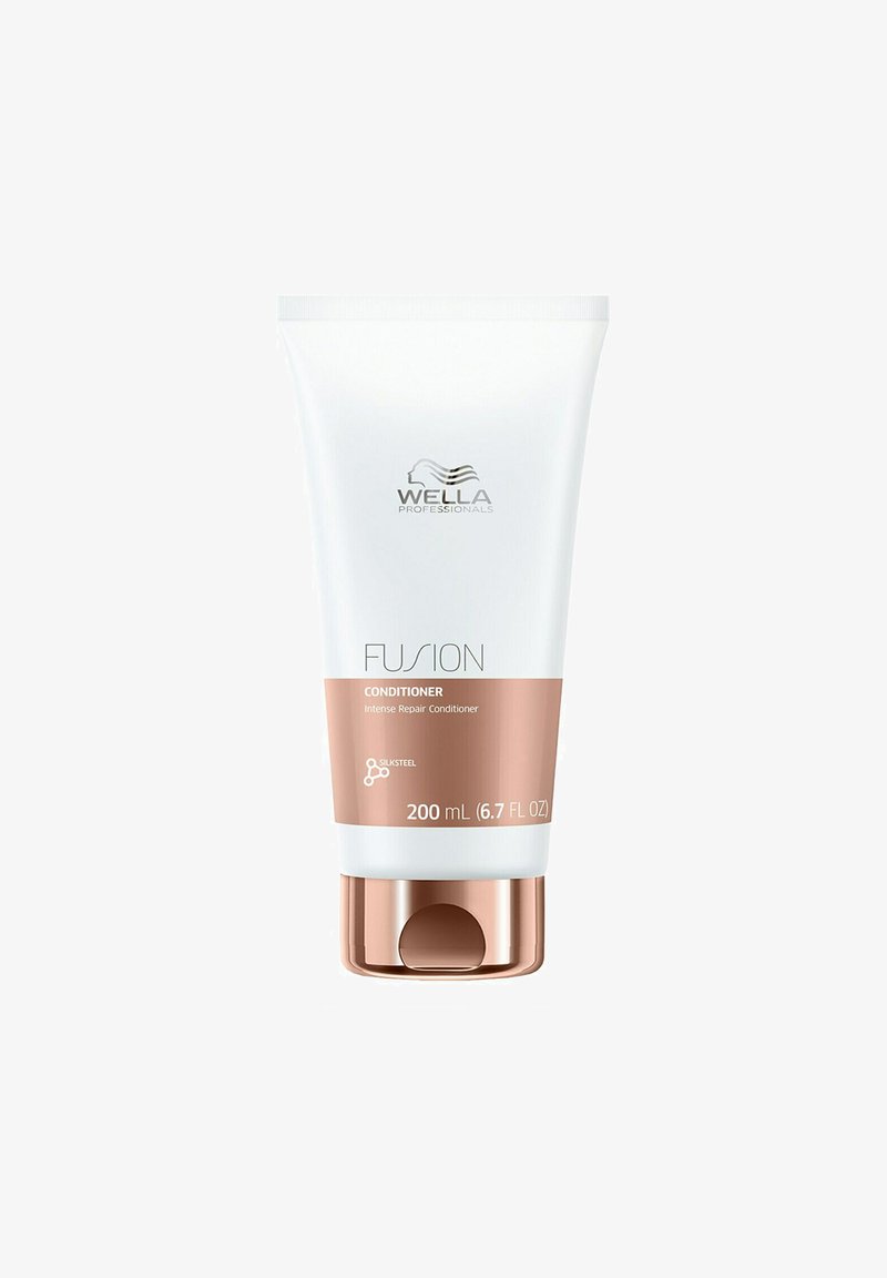 Wella Fusion Intense Repair Conditioner in een witte tube met een roségouden basis, met een inhoud van 200 mL en het silksteel-logo.