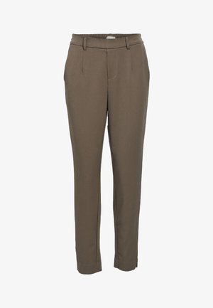 Pantalons marron ajustés avec une texture lisse, présentant un devant plat, des passants de ceinture et une jambe fuselée se terminant au niveau de la cheville.