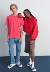 Crocs CROCS X CAPTAIN AMERICA UNISEX - Mules - white