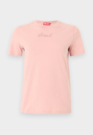 Svetlo rožnata majica s kratkimi rokavi z napisom "Diesel" v majhnih črkah čez prsni koš in rdeča Diesel etiketa znotraj ovratnika.
