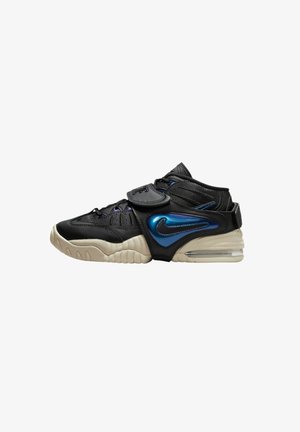 Schwarzer Sneaker mit einem strukturierten Lederobermaterial, blauem metallischem Nike-Swoosh, verstellbarem Riemen und einer hellen Sohle mit Luftpolsterung.