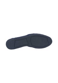 Suela de un zapato con una base de goma negra texturizada, que presenta un patrón de agarre y dos secciones acolchadas en la parte inferior para mayor comodidad.