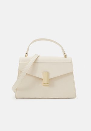 Sac à main beige au design structuré, surface texturée, avec une poignée supérieure et une bandoulière amovible. Présente un détail de fermoir doré.