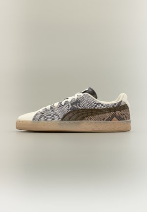 Zapatilla baja con suela y cordones beige, parte superior con estampado de serpiente marrón y gris, y franja Puma marrón oscuro en el lateral.
