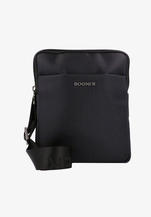 Sac bandoulière noir texturé avec une poche zippée à l'avant, arborant un logo et une sangle robuste. Construit en matériau durable pour un usage pratique.