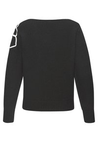 Schwarzer Strickpullover mit lockerer Passform, der an der linken Schulter einen weißen Akzent und gerippte Bündchen sowie Saum aufweist. Einfaches Design, einfarbig.