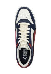 Marineblauwe en crèmekleurige leren sneakers met rode accenten; ronde neus, witte veters, geperforeerde details en een logo op de tong.