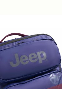Mochila de nailon morada con un destacado logo gris de Jeep y un emblema de estrella. Incluye acentos burdeos y un bolsillo con cremallera en la parte superior.