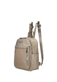 Beżowy nylonowy plecak z dwoma regulowanymi paskami, zamkiem błyskawicznym na górze i przednią kieszenią. Posiada srebrne akcesoria i gładkie, matowe wykończenie.