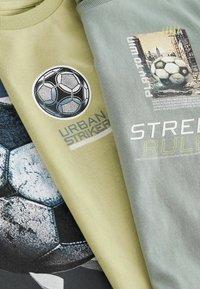 Next GRAPHIC 3 PACK REGULAR FIT - Pikkade varrukatega topp - green blue football