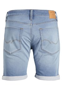 Pantalones cortos de mezclilla azul claro con dobladillo enrollado, que cuentan con dos bolsillos traseros con detalles de costura y una etiqueta de cuero en la cinturilla.